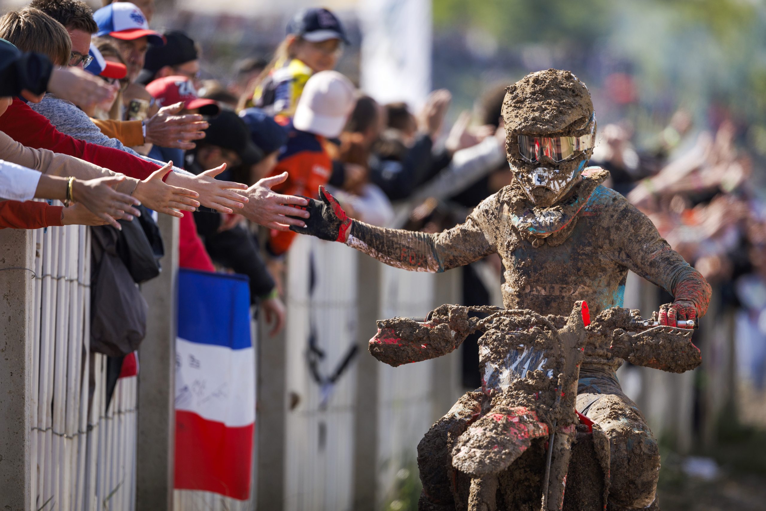 Championship all-square as Gajser shows mud skills in St Jean D’Angely